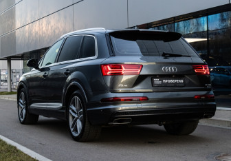 Подержанный автомобиль Audi Q7 2018 года (16 фото)