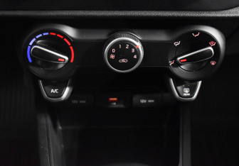 Подержанный автомобиль Kia Rio Hatchback 2021 года (17 фото)