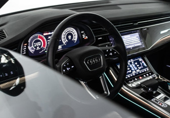 Подержанный автомобиль Audi Q8 2019 года (22 фото)