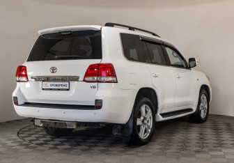 Подержанный автомобиль Toyota Land Cruiser Suv 2011 года (5 фото)