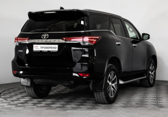 Подержанный автомобиль Toyota Fortuner 2017 года (6 фото)