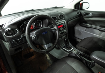 Подержанный автомобиль Ford Focus Hatchback 2008 года (11 фото)