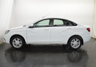 Подержанный автомобиль LADA (ВАЗ) Vesta Sedan 2015 года (8 фото)