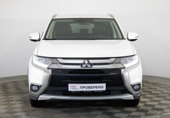 Подержанный автомобиль Mitsubishi Outlander 2017 года (2 фото)