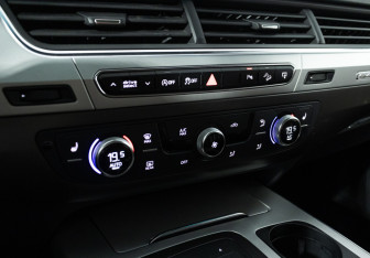 Подержанный автомобиль Audi Q7 2017 года (18 фото)