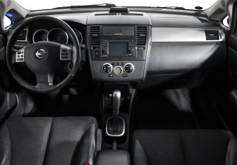 Подержанный автомобиль Nissan Tiida Hatchback 2011 года (15 фото)