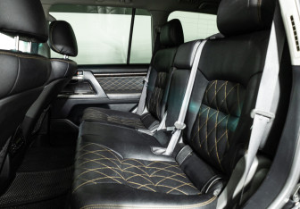 Подержанный автомобиль Toyota Land Cruiser Suv 2008 года (10 фото)