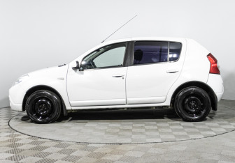 Подержанный автомобиль Renault Sandero 2011 года (8 фото)