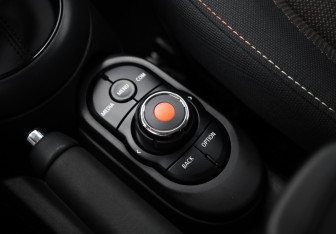 Подержанный автомобиль MINI Hatch 2018 года (16 фото)