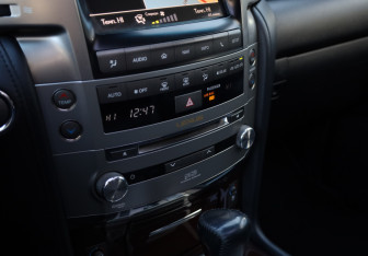 Подержанный автомобиль Lexus LX 2012 года (26 фото)