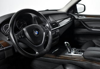Подержанный автомобиль BMW X5 2013 года (9 фото)