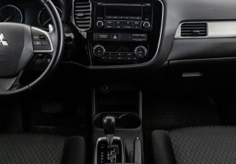 Подержанный автомобиль Mitsubishi Outlander 2012 года (14 фото)