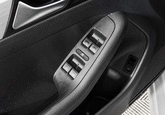 Подержанный автомобиль Volkswagen Jetta Sedan 2018 года (10 фото)