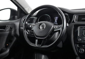 Подержанный автомобиль Volkswagen Jetta Sedan 2017 года (14 фото)
