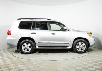 Подержанный автомобиль Toyota Land Cruiser Suv 2014 года (4 фото)