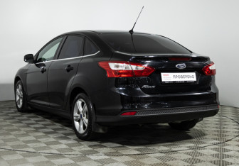 Подержанный автомобиль Ford Focus Sedan 2011 года (7 фото)
