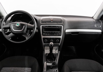 Подержанный автомобиль Skoda Octavia Liftback 2012 года (11 фото)