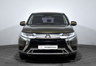 Подержанный автомобиль Mitsubishi Outlander 2020 года (2 фото)