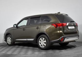 Подержанный автомобиль Mitsubishi Outlander 2019 года (7 фото)