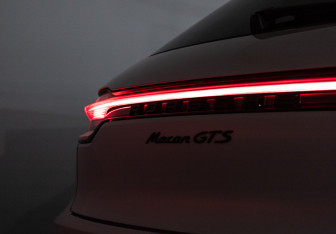 Подержанный автомобиль Porsche Macan 2021 года (38 фото)