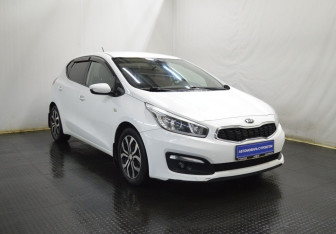 Подержанный автомобиль Kia Ceed Hatchback 2015 года (3 фото)