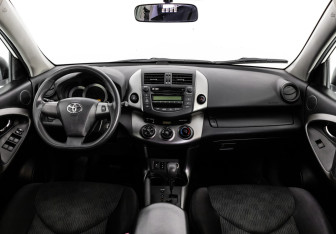 Подержанный автомобиль Toyota RAV4 2010 года (10 фото)