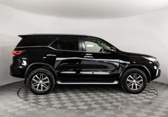 Подержанный автомобиль Toyota Fortuner 2017 года (5 фото)