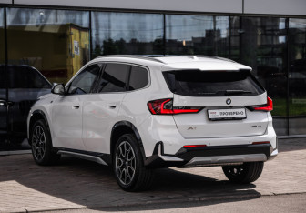 Подержанный автомобиль BMW X1 2024 года (8 фото)