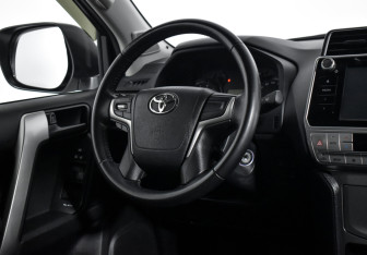 Подержанный автомобиль Toyota Land Cruiser Prado 2019 года (16 фото)