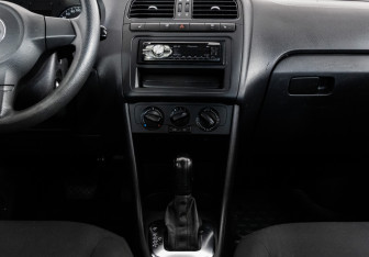 Подержанный автомобиль Volkswagen Polo Sedan 2012 года (11 фото)
