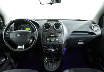 Подержанный автомобиль Ford Fiesta Hatchback 2008 года (13 фото)