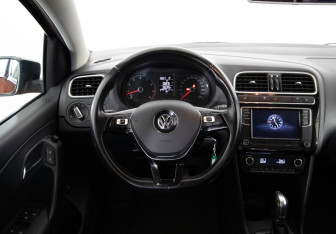 Подержанный автомобиль Volkswagen Polo Sedan 2017 года (9 фото)