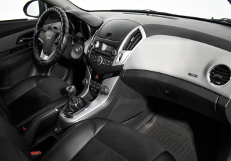Подержанный автомобиль Chevrolet Cruze Hatchback 2013 года (12 фото)