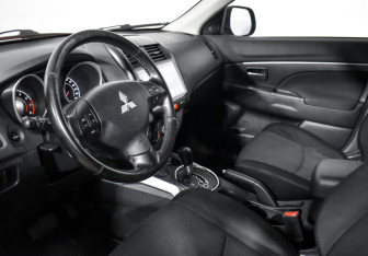 Подержанный автомобиль Mitsubishi ASX 2011 года (9 фото)