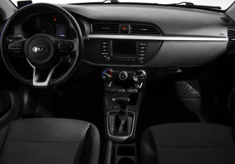 Подержанный автомобиль Kia Rio Hatchback 2018 года (16 фото)