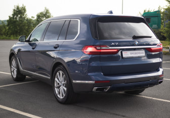 Подержанный автомобиль BMW X7 2019 года (10 фото)