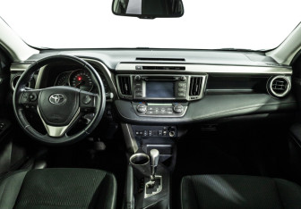 Подержанный автомобиль Toyota RAV4 2014 года (13 фото)