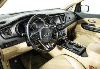 Подержанный автомобиль Kia Carnival 2018 года (11 фото)