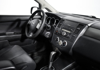 Подержанный автомобиль Nissan Tiida Hatchback 2010 года (13 фото)