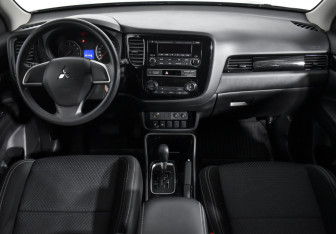 Подержанный автомобиль Mitsubishi Outlander 2019 года (13 фото)