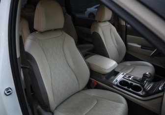 Подержанный автомобиль Kia Carnival 2021 года (25 фото)