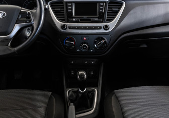 Подержанный автомобиль Hyundai Solaris Sedan 2017 года (11 фото)