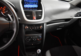 Подержанный автомобиль Peugeot 207 Hatchback 2008 года (19 фото)