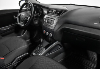 Подержанный автомобиль Kia Rio Hatchback 2015 года (14 фото)