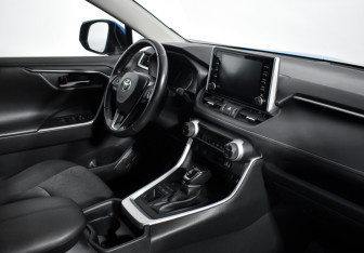 Подержанный автомобиль Toyota RAV4 2021 года (13 фото)