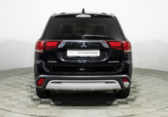 Подержанный автомобиль Mitsubishi Outlander 2019 года (6 фото)