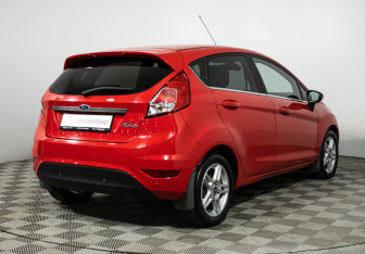Подержанный автомобиль Ford Fiesta Hatchback 2015 года (5 фото)