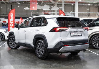 Подержанный автомобиль Toyota RAV4 2023 года (12 фото)