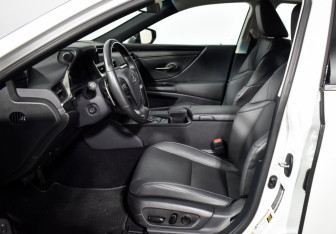 Подержанный автомобиль Lexus ES 2021 года (10 фото)