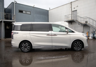 Подержанный автомобиль Hongqi HQ9 2022 года (7 фото)